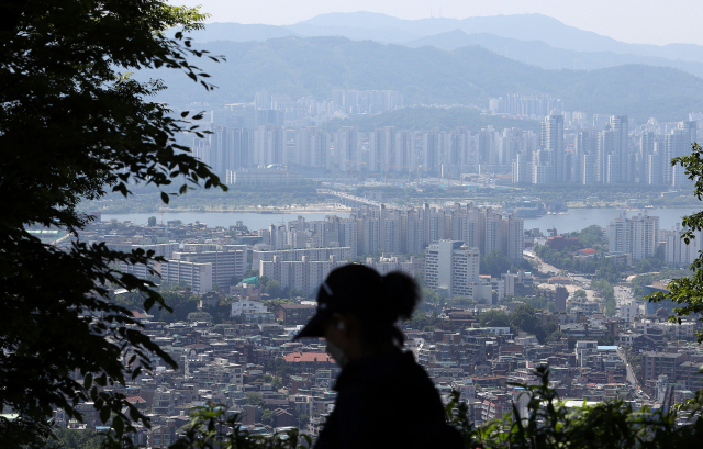 30일 오전 남산에서 내려다 본 서울 아파트 단지 모습. /연합뉴스