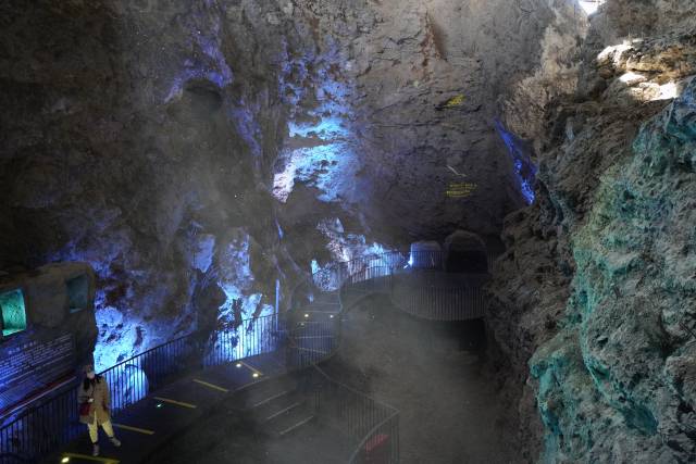 50만 년 전 베이징 원인의 두개골 화석이 발견된 저우커우뎬유적지의 '원인동' 모습. 동서 길이 140m, 남북 2~40m이고 깊이는 40m로 거대한 규모다. /최수문기자