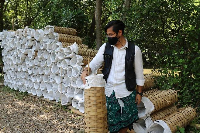 브롱종의 사용법을 알려주는 공원 운영자 안디카 [자카르타=연합뉴스]