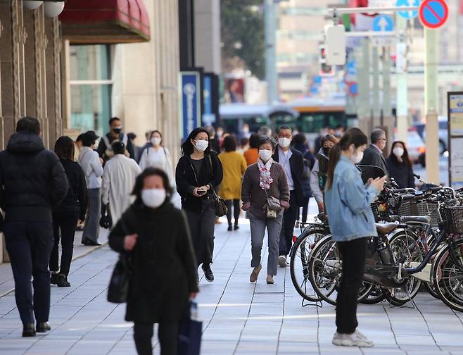 일본 수도 도쿄도(東京都) 주오구(中央區)의 번화가가 행인들로 붐비고 있다. [연합뉴스 자료사진]