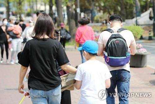 나들이 나온 가족 (서울=연합뉴스) 지난달 11일 오후 서울 광진구 어린이대공원을 찾은 한 가족. 2021.5.30.[연합뉴스 자료사진. 재판매 및 DB금지] photo@yna.co.kr