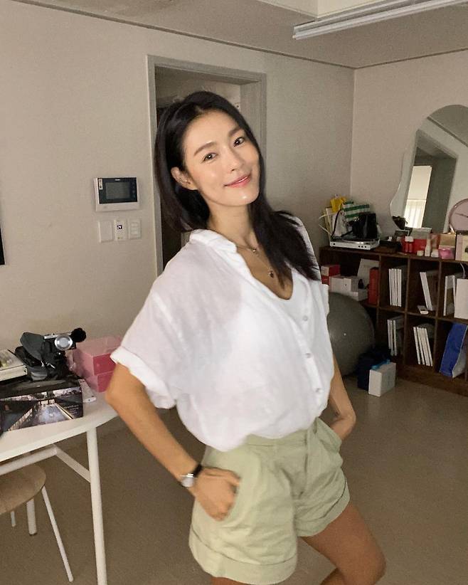 Singer Kahi showed off her watery skin, which she couldnt gauge Age.On the 31st, Kahi released several photos with his article Water Light through his Instagram.Kahi in the photo is staring at Camera in the living room, and Kahi, in particular, boasts a clean skin texture that is flawless even in the skin without a toilet.On the other hand, Kahi, who was living in Bali, recently returned home for the schedule of the YouTube channel civilization express.