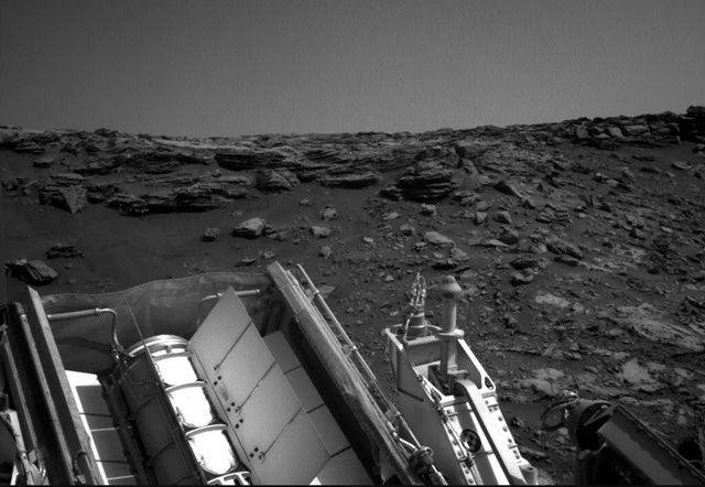 2월 3일 촬영된 큐리오시티 로버의 모습. 경사가 비교적 심해 보인다. (사진=NASA/ JPL-Caltech)