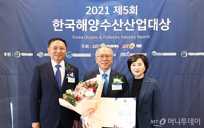 2021 제5회 해양수산산업대상에서 수산 부문 대상을 수상한 아마란스 최찬기 대표와 지효영 기획실장/사진=머니투데이