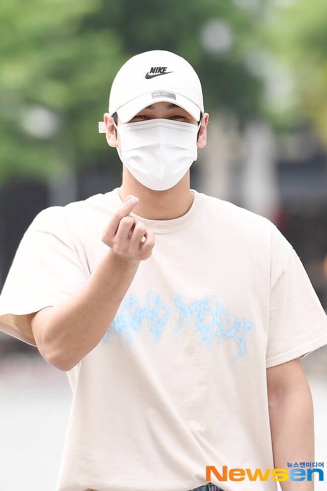 NUEST member Baekho is on his way to work as a special DJ for SBS Power FM Lee Juns Young Street at SBS Mok-dong, Yangcheon-gu, Seoul, on the afternoon of May 31.