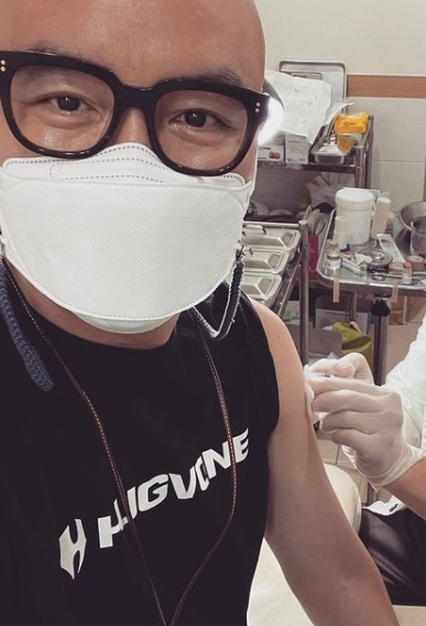Hong Seok-cheon vaccinated COVID-19.Broadcaster Hong Seok-cheon wrote in his instagram on May 31, I got a vaccine. I made a reservation last week. Nosho came out a few minutes.AZ. AstraZeneca was hit, but I was a little nervous, but its still okay, he said. Its so good to be able to expect to get closer to everyday life after the second round.I can go abroad soon, he said.Hong Seok-cheon added, Everyone takes off their masks and waits for the day to return to everyday life.In addition, Hong Seok-cheon released a photo taken at the hospital. In the photo, Hong Seok-cheon is vaccinated with a mask.The fans who came in contact with the photos commented, I want to go back to my daily life and Do your best.