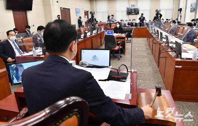 국회는 31일 서욱 국방부장관 등이 참석한 가운데 국방위원회를 열고 최근 군장병 급식문제 등 현안에 대한 논의를 하였다. 윤창원 기자