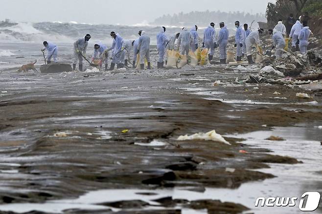 스리랑카 해안에서 발생한 대형 컨테이너선 화재로 오염된 해안© AFP=뉴스1