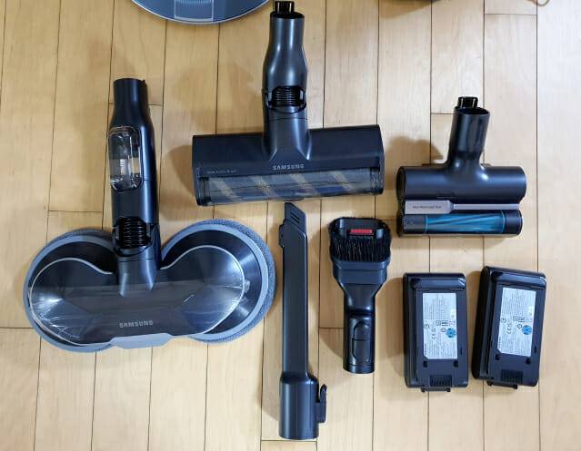 삼성 비스포크 제트 구성품. 소프트 마루 브러시, 물걸레 브러시, 솔 브러시, 틈새 브러시, 침구 브러시, 배터리 2개. (사진=지디넷코리아)