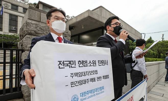 1일 오전 서울 종로구 헌법재판소 앞에서 열린 주택임대사업자·주택임대인·임차인 헌법소원 국민 탄원 기자회견에서 성창엽 대한주택 임대인협회 회장(오른쪽)이 더불어민주당이 추진하고 있는 주택 임대등록사업 폐지와 관련 반대 뜻을 밝히고 있다. 2021.6.1/연합뉴스