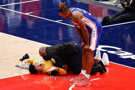 2020~21 NBA 플레이오프 경기 도중 팬이 코트에 난입했다. 사진=게티이미지