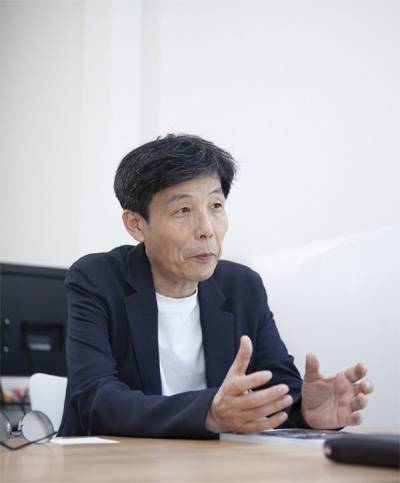 김병동 대표가 경기 파주시 마리카디자인 본사 집무실에서 회사에 대한 설명을 하고 있다. [사진 제공 = 마리카디자인]