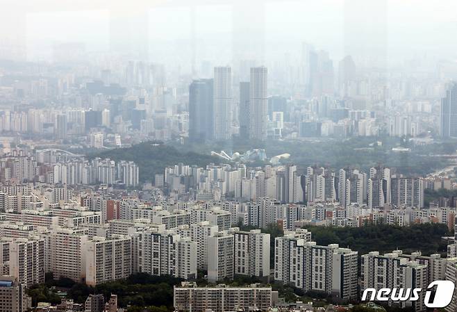 서울 용산구 N서울타워에서 바라본 아파트 단지 전경. /사진제공=뉴스1