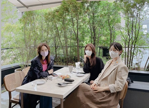 Actor Si-a Jin enjoyed his best friends Oh Hyun-kyung, Han Ji-hye and Date.Si-a Jin said on the 1st Instagram, It was a moment, but it was a time of gratitude and happiness.Hyun Kyung and her sister, wisdom and a pack. Si-a Jeong, Oh Hyun-kyung and Han Ji-hye in the public photos sat around the table and smiled brightly; the unwavering friendship of the three warms the heart.Meanwhile, Si-a Jing is appearing on the comprehensive channel channel A Family Golden Class these days.