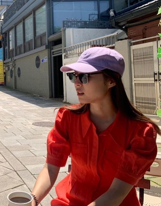 Actor Lee Yeon-hee, 33, has revealed her daily beauty.Lee Yeon-hee posted a picture on the Instagram on the 1st, Good day today! And posted a picture of the street with pictures on the wall.Lee Yeon-hee, who has coffee in front of her, stares somewhere in a red short-sleeved shirt, purple hat and sunglasses.Lee Yeon-hees sophisticated fashion sense stands out.Sooyoung (real name Choi Sooyoung and 31) of the girl group Girls Generation who saw the photo praised it as she digests the combination of RED and Purple.Lee Yeon-hee marriages Husband, an older non-entertainer, in June last year.