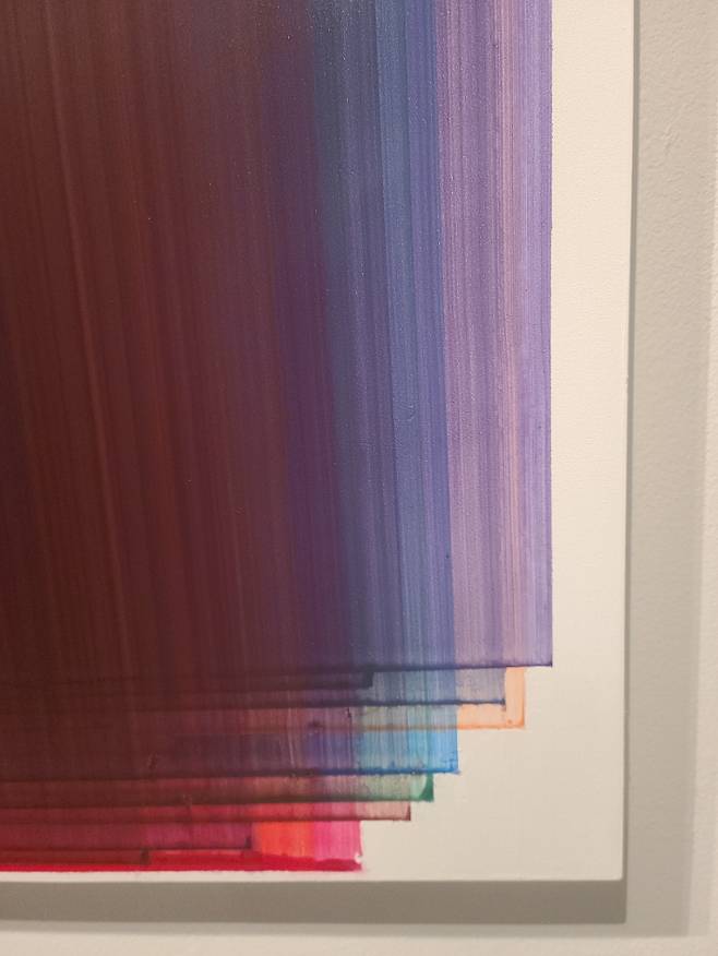 장승택의 '겹 회화',  옆면에는 겹쳐진 수십가지 색의 흔적이 남아 있다.  곽인숙 기자