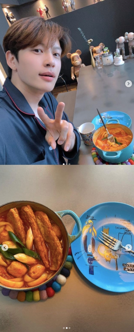 Singer Seven showed off his cooking skills.Seven posted a picture on his personal Instagram on the 1st, with an article entitled Today I am a Tteok-bokki chef, just put it all in, boil it, send it to me.Seven in the public photo is taking a certified photo in front of his own Tteok-bokki.It is a picture taken in comfortable clothes at home, but Sevens shining visuals stand out.Seven was satisfied with the delicious Tteok-bokki and showed a careful look in a Sky-colored pot as if it were sold.Kim Jae-joong, who saw this, commented, No, he did well in his cooking! And praised Sevens ability.Meanwhile, Seven has been in public with actor Lee Da-hae since 2016.Seven SNS