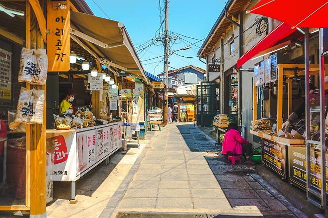 뭘 먹을지 고민하는 건 대룡시장에서 누릴 수 있는 최고로 즐거운 일이다