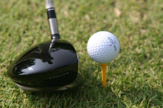 모든 골퍼들은 티 샷이 멀리 똑바로 날아가는 것을 꿈꾼다.