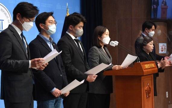 이소영 의원을 비롯한 더불어민주당 2030의원들이 지난달 9일 오전 서울 여의도 국회 소통관에서 '더불어민주당 2030의원 입장문' 발표를 기자회견을 하고 있다. / 사진=뉴스1