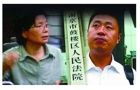 이른바 '난징 펑위' 사건으로 알려진 2006년 당시 20대 청년인 펑위(오른쪽)과 버스승강장에서 쓰러졌던 노인. 바이두뉴스 캡쳐.