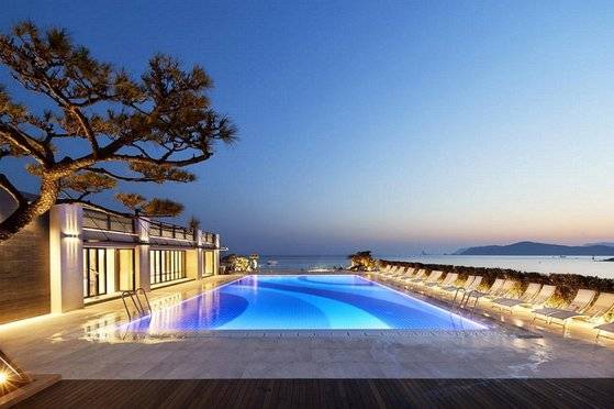 해운대 경치를 감상하며 물놀이를 즐길 수 있는 파라다이스호텔 부산의 오션스파 풀