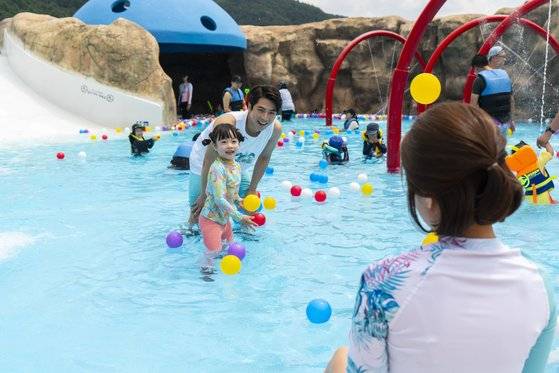 휘닉스 평창의 블루캐니언 워터파크에서 물놀이를 즐기고 있는 모습