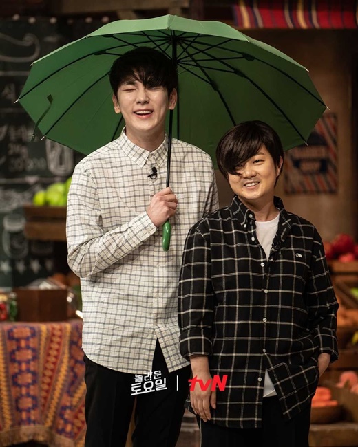 Gag woman Park Na-rae transformed into a Cafe president Choi Joon (Kim Hae-joon).Cable channel tvN Amazing Saturday side released the still cut on the 5th broadcast on the official Instagram account on the 2nd.Kim Hae-joon and singer Sung Sik Kyung, who are popular as The best standard, president of the department character Cafe, appeared as guests and finished recording.Park Na-rae and Shiny Key have been catching up with The best standard, president of the Cafe, and Park Na-rae, in particular, showed a 100% visual synchro rate with The best standard.In the post, Park also clicked Like.Amazing Saturday airs every Saturday at 7:40 p.m.