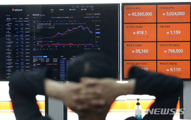 [서울=뉴시스]조수정 기자 = 암호화폐 비트코인이 닷새째 4300만원대에서 횡보하고 있는 2일 오전 서울 강남구 빗썸강남고객센터 전광판에 비트코인 가격이 표시되고 있다.  2021.06.02. chocrystal@newsis.com