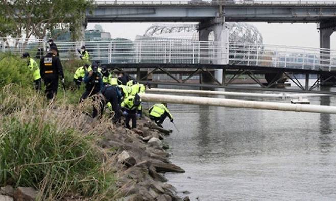 경찰이 지난 달 10일 서울 서초구 반포한강공원 수상택시 승강장 앞에서 고 손정민씨의 친구 A씨의 휴대전화 수색 작업을 하는 모습. 뉴시스