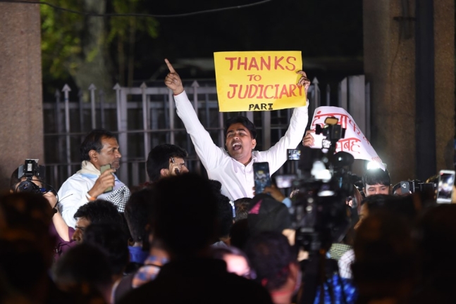 사형이 집행된 인도 티하르 교도소 밖에서 이들의 사형 집행을 기뻐하는 시민들. 사진=AFP 연합뉴스