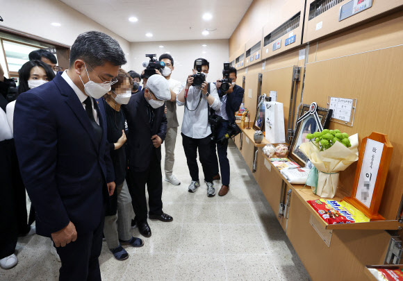 - 서욱 국방부 장관이 2일 오후 경기도 성남시 국군수도병원 장례식장 영안실에 안치된 고(故) 이모 중사의 주검을 향해 고개를 숙이고 있다. 서 장관 오른쪽은 이 중사의 부모.지난 3월 선임 부사관으로부터 성추행을 당했다며 스스로 신고한 이 중사는 두달여만인 지난달 22일 관사에서 숨진 채 발견됐다. 2021.6.2 연합뉴스