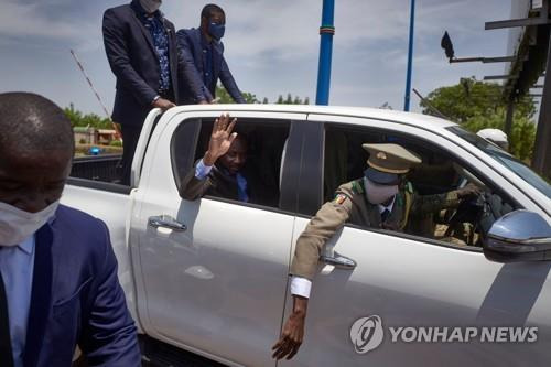 지난달 31일 차 안에서 손을 흔드는 말리 임시 대통령 아시미 고이타 대령 [AFP=연합뉴스]