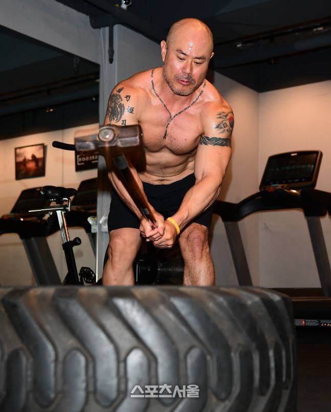 금광산이 해머와 타이어를 이용해 근력 강화 훈련을 하고 있다. 이주상기자 rainbow@sportsseoul.com