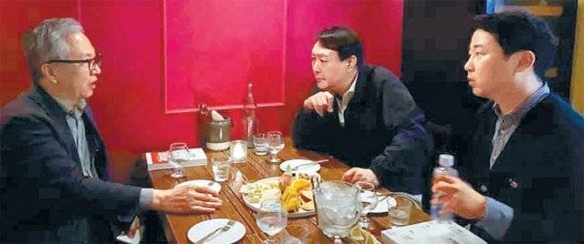 윤석열 전 검찰총장이 1일 서울 서대문구 연희동의 한 식당에서 ‘골목길 경제학자’로 알려진 모종린 연세대 국제대학원 교수와 만나
대화하고 있다. 두 사람은 이날 골목상권 활성화 방안에 대해 논의한 것으로 전해졌다. 왼쪽부터 모 교수, 윤 전 총장, 시사평론가
장예찬 씨. 시사평론가 장예찬 씨 페이스북 캡처