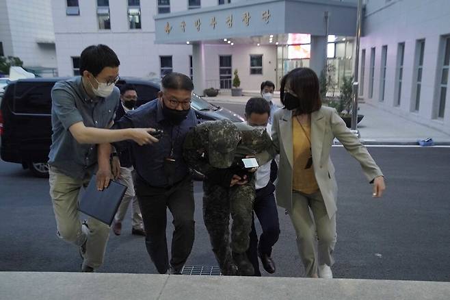 2일 오후 공군 부사관 성추행 사건의 가해자인 장아무개 중사가 구속영장 실질심사를 받기 위해 서울 용산 국방부 보통군사법원으로 들어서고 있다. 장 중사에 대한 구속영장은 이날 밤 발부됐다. 국방부 제공