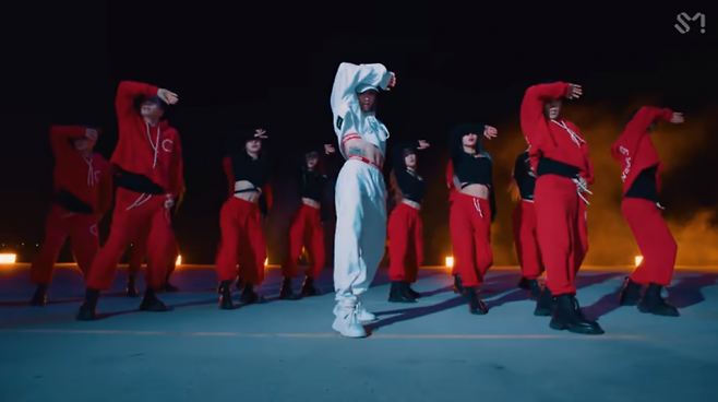 그룹 샤이니 멤버 태민은 ‘그간 보여주지 않은 콘셉트를 시도하고 싶다’며 스타일링에 의견을 냈다고 한다.