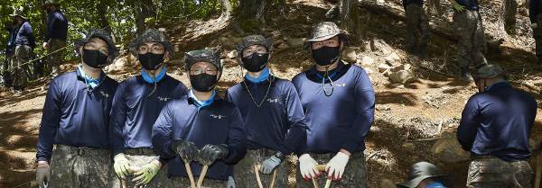 한국전쟁 당시 취봉지구 전투 격전지였던 887고지에서 전사자 유해 수습에 참여한 7사단 포병여단 왕자포병대대 장병들. 왼쪽부터 일병 서주영, 상병 권형인 이상현, 일병 이경환, 상병 김학림.