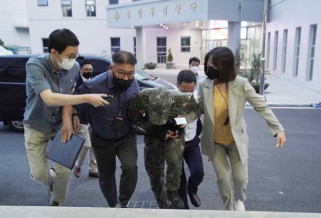 '성추행 피해 공군 부사관 사망사건' 가해자인 공군 장모 중사가 2일 서울 용산구 국방부 보통군사법원에서 열린 영장실질심사에 출석하고 있다. 국방부 제공