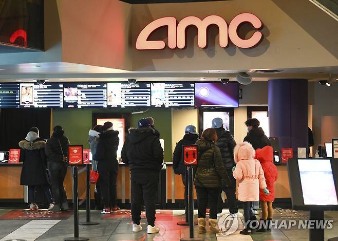 지난 3월 미국 뉴욕의 AMC 영화관에 들어가는 관객들 [AP=연합뉴스 자료사진]