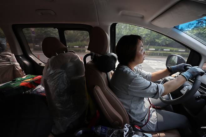 택배 뒷좌석에 싣고 임화영 기자