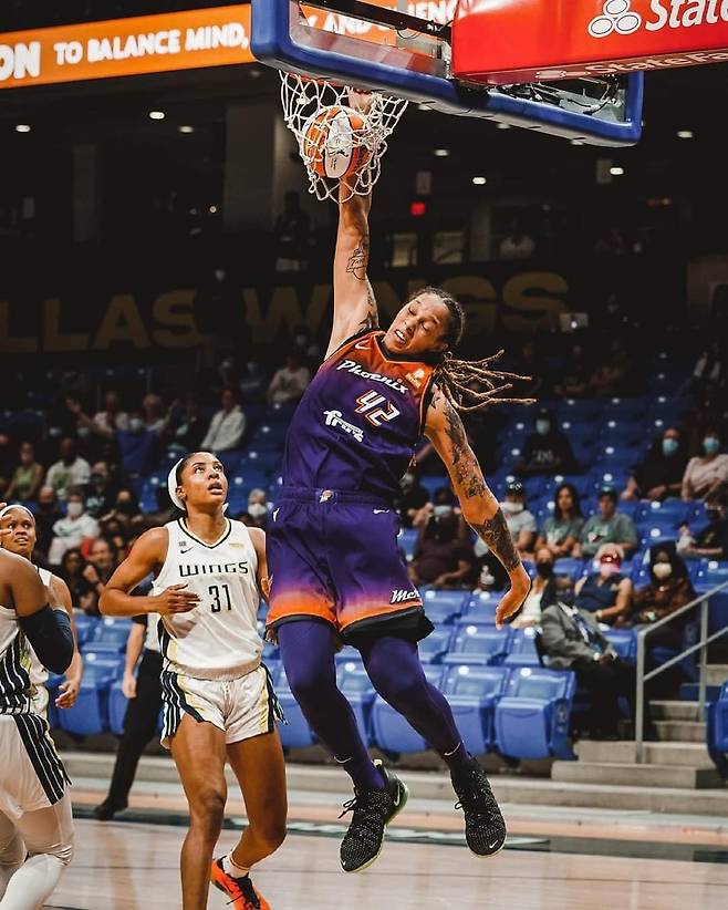 브리트니 그라이너의 덩크슛 모습. [WNBA 피닉스 구단 소셜 미디어 사진. 재판매 및 DB 금지]