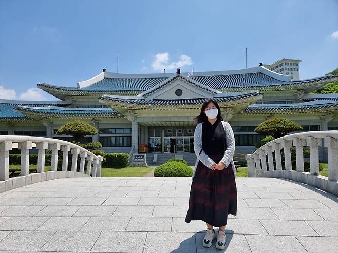 민사고생들을 가르치는 교육관 '충무관' 앞에 선 황소희씨.  /최원우 기자