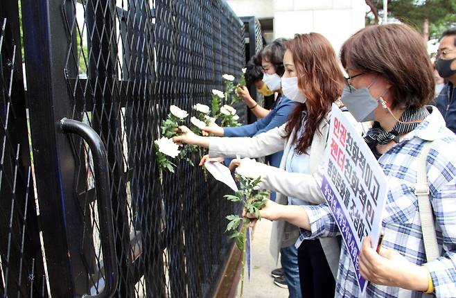 정의당 충남도당과 충남지역 50여 개 시민단체 회원들이 4일 공군 성추행 사건이 발생한 충남 서산 공군 20전투비행단 앞에서 병영문화 개선과 철저한 수사를 촉구하는 기자회견을 한 뒤 고인이 된 피해자를 애도하며 비행단 정문에 국화를 꽂고 있다. 서산/연합뉴스