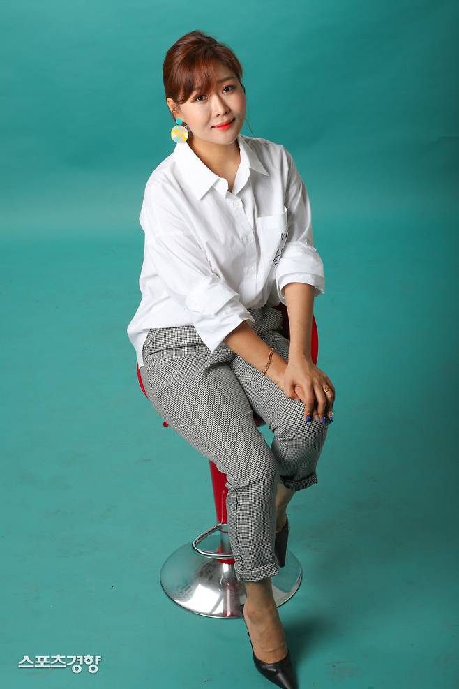 탈북 가수 노수현이 26일 스포츠경향과 인터뷰에 앞서 포즈를 취하고 있다. 2021.5.26./정지윤 선임기자