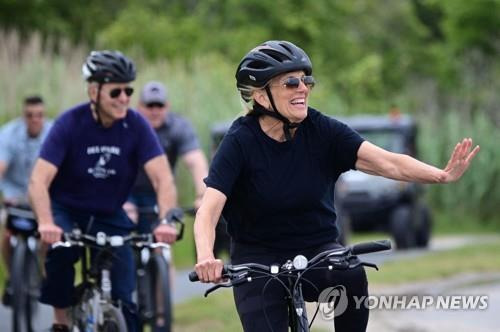 자전거 타는 바이든 부부 [AFP=연합뉴스]