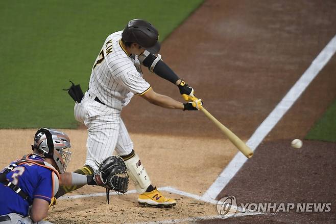 타격하는 김하성 [AFP=연합뉴스]