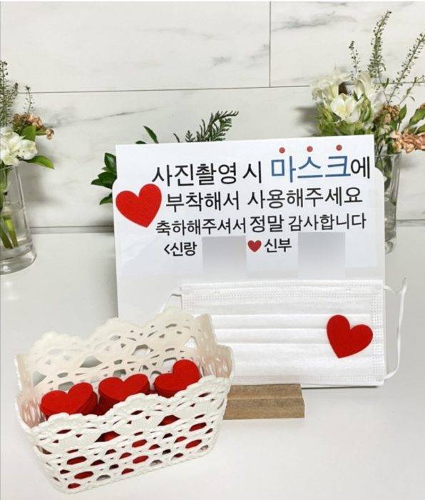 하객에게 제공할 '하트 마스크 스티커'를 안내하는 모습. (사진=김지원 씨 제공)