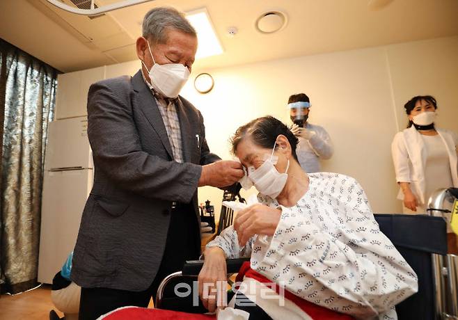 요양병원·요양시설에 환자와 면회객 중 어느 한쪽이라도 접종을 완료하면 대면 면회가 가능해진 1일 오전 경기 광주시 선한빛요양병원에서 남편 김창일(83세)씨가 부인 구모씨(77세)와 대면 면회를 하며 취재진에게 심정을 밝히고 있다. (사진=사진공동취재단)