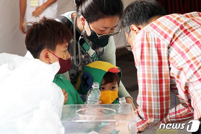 5일 제26회 환경의 날을 맞아 제주 도두동재활용도움센터 일원에서는 ‘세상을 바꾸는 즐거운 분리배출’ 캠페인이 진행되고 있다. 오후 5시까지 열리는 이번 행사는 제주특별자치도와 제주도지속가능발전협의회(상임의장 김태윤)가 주최·주관했다.2021.6.5/뉴스1 © News1 홍수영 기자